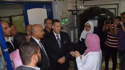 محافظ بني سويف يطمئن على مستوى الخدمات بوحدات الغسيل الكلوي