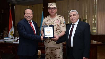 رئيس جامعة طنطا  يكرم مدير 