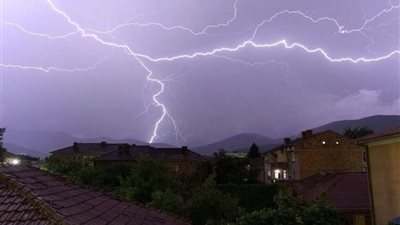 مصرع امرأة بسبب صاعقة رعدية في فناء منزلها