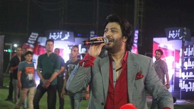 بالصور.. سامح يسري يحتفل مع الجمهور بتقدم المنتخب على الكونغو