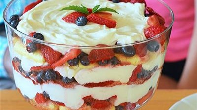 طريقة تحضير أكواب ترايفل بالفراولة