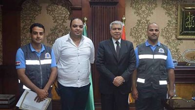 محافظ المنيا يكرم اثنين من المسعفين لأمانتهما