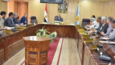 محافظ أسيوط: توفير فرص عمل للشباب بمرتبات مجزية
