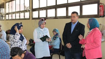 نائب رئيس جامعة أسيوط يتفقد سير امتحانات الفرقة الأولى طب على اللائحة الجديدة