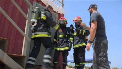 «الداخلية» تنقذ طفل عمره عامين نزل والديه ونسيا المفتاح بالداخل (فيديو)