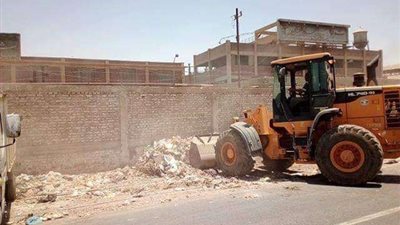 رفع 10 طن مخلفات مباني وتركيب 50 عامود إنارة بمركز المنيا