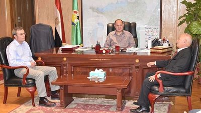 محافظ الفيوم يستقبل وفد أوروبي لبحث سبل تطوير الري الحقلي