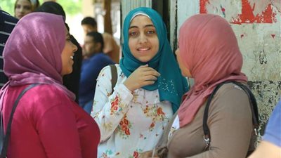 بالصور.. ارتياح بين الطلاب بعد أداء امتحان مادتي الكيمياء والجغرافيا