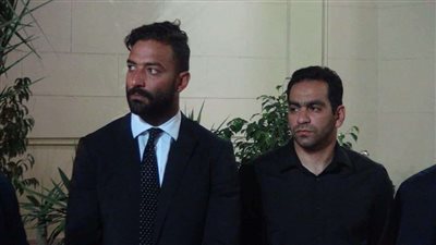 بالصور.. وزير الشباب ونجوم الرياضة في عزاء والد ميدو