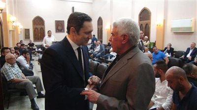 بالصور.. علاء مبارك يؤدي واجب العزاء في والد ميدو