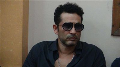 بالصور.. عمرو سعد يؤدي واجب العزاء في والد أحمد حسام ميدو