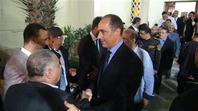 بالصور.. جمال مبارك يظهر في عزاء والد أحمد حسام ميدو