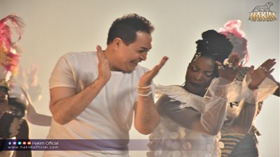 شاهد.. حكيم يبرز مهاراته الكروية على أنغام 