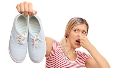 3 حيل للتخلص من رائحة الأحذية الكريهة في الصيف