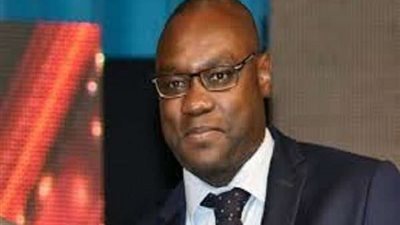 نجم الكاميرون السابق يتابع مباراة السنغال والجزائر