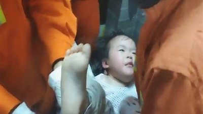 إنقاذ طفلة حُشرت داخل غسالة ملابس لساعات