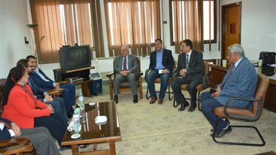 رئيس جامعة أسيوط يبحث إمكانية طرح برنامجًا تعليميًا مع أحد الجامعات الأجنبية