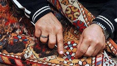 المشغولات اليدوية.. مكسب مادي من الفراغ