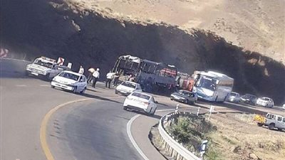 شاهد .. لحظة احتراق حافلة ركاب سياحية في إيران