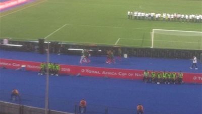 حكم مباراة مصر وأوغندا يعاين أرضية استاد القاهرة