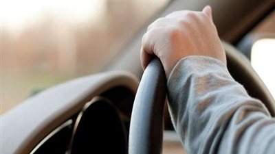 وفاة شاب داخل سيارة ميكروباص بالصف