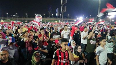 بالصور.. حضور مكثف بمركز شباب الجزيرة لمساندة المنتخب