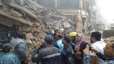 بالصور.. مصرع شخص وإصابة 2 آخرين إثر انهيار عقار بإمبابة