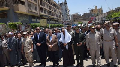 محافظ بني سويف يتقدم جموع مشيعي الجنازة العسكرية للشهيد 