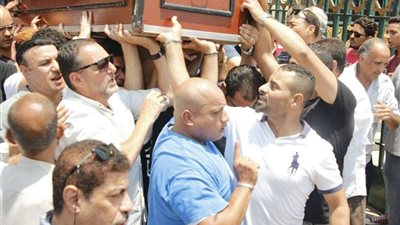 شاهد.. 10 صور ترصد تشييع الفنان عزت أبو عوف لمثواه الأخير