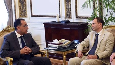 رئيس الوزراء يستقبل نائب رئيس البنك الأوروبي لإعادة الإعمار والتنمية