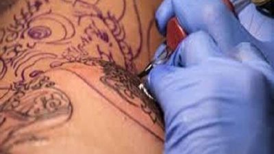 ما حكم الشرع في رسم الوشم على الجلد؟.. 