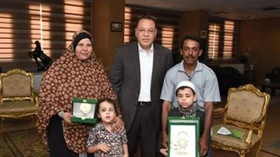 محافظ الشرقية يُكرم طفلين مكفوفين حافظين للقرآن الكريم