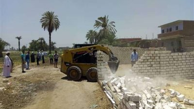 إزالة 17 حالة تعد وتنفيذ 3 قرارات إدارية بمركزين بالمنيا