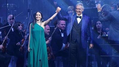 بالصور.. هبة طوجي تحيي حفلا غنائيا بمشاركة أندريا بوتشيللي