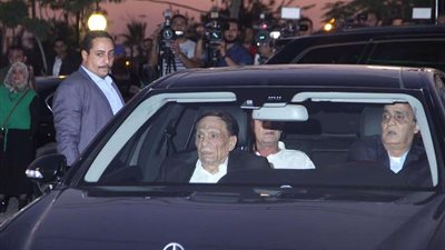 بالصور.. عادل إمام وريهام عبد الغفور في عزاء عزت أبو عوف