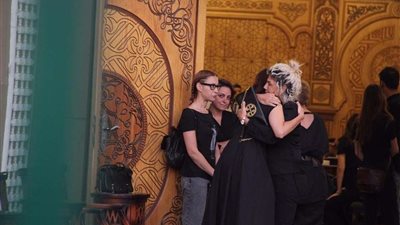 بالصور.. نجوم الفن يتوافدون على عزاء 