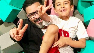 بالفيديو.. محمد رجب ونجله يتجولان بدراجة بأحد محلات لعب الأطفال