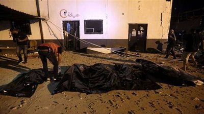 مقتل 40 وإصابة 80 إثر قصف مركز لاحتجاز المهاجرين في ليبيا