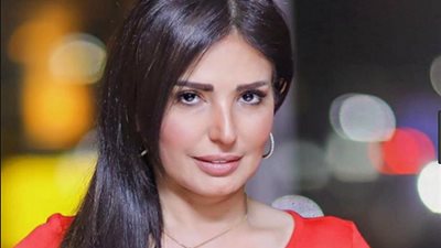 أمل رزق تنشر صورة لها من حفل زفافها على 