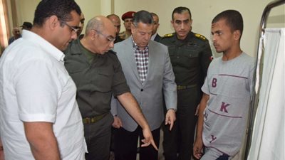 محافظ بني سويف يتفقد اللجنة الطبية الوافدة من التجنيد