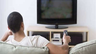دراسة: الجلوس أمام التليفزيون لساعات قد يصيبك بالقلب