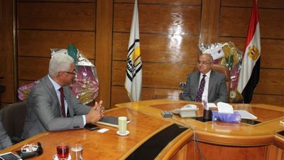 رئيس جامعة أسيوط يجتمع مع وفد الشركة المصرية للاتصالات.. والسبب!