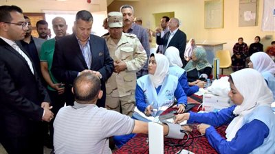 محافظ بني سويف يتابع أعمال القافلة الطبية لمبادرة 