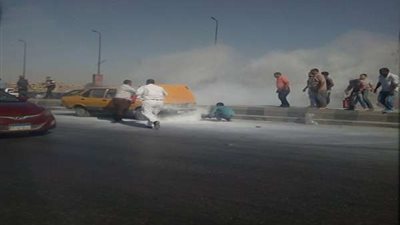 بالصور.. إخماد حريق سيارة أعلى الدائري دون إصابات