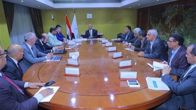 وزير النقل يتابع تنفيذ توريد 1300 عربة سكة حديد