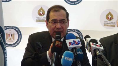 القاهرة تتابع  حركة سيارات السيرفيس والتاكسي الأبيض بعد تحريرسعر البترول