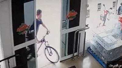 بالفيديو.. لص يخبئ المكرونة الساخنة تحت البنطلون