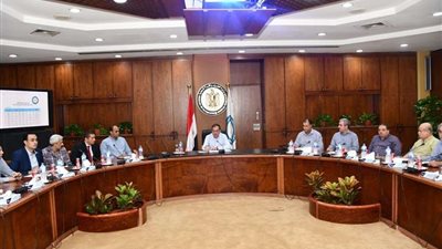 اجتماع لوزير البترول لمتابعة توزيع الوقود على مستوى المحافظات