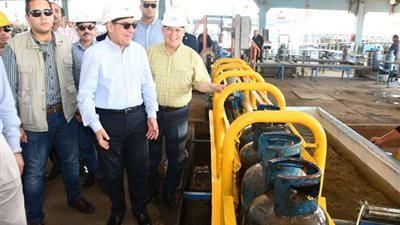 بالصور.. جولة تفقدية  لوزير البترول بعدد من المنشآت البترولية