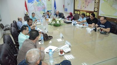 محافظ البحيرة يتابع سير العمل بمحطات الوقود ومواقف السيارات